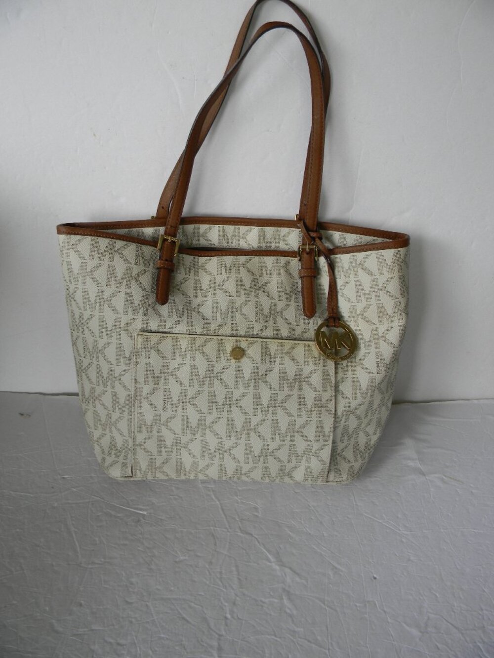 MICHAEL KORS JET SET LARGE LOGO MK WHITE/TAN CANVAS TOTE W/FRONT POCKET